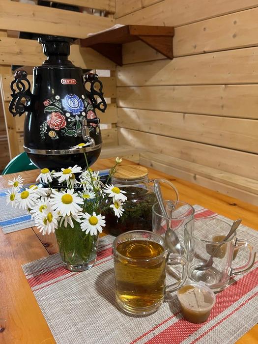 Травяной чай и мёд после бани
